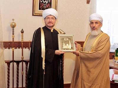 سماحة المفتي يهنىء معالي وزيرالأوقاف العماني بالذكرى الـ 50 للعيد الوطني